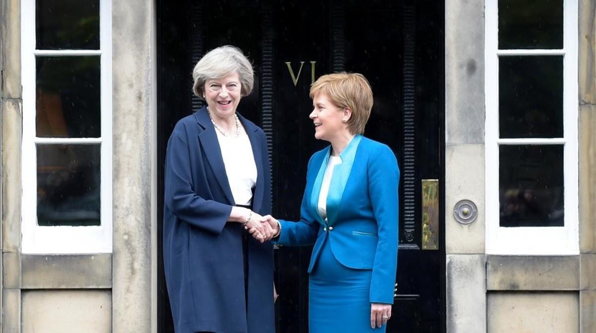 mbenach34709314 britain s new prime minister theresa may  l  is greeted by s160715194849
