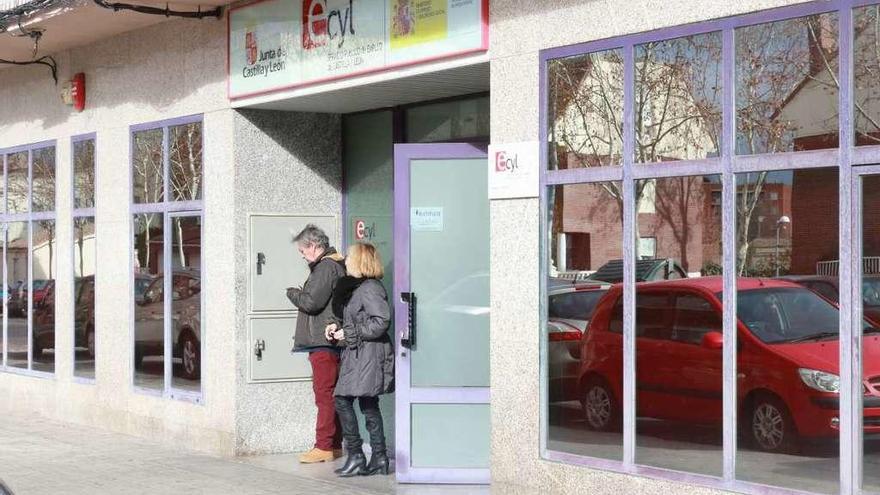 Una pareja sale de las oficinas del ECYL.