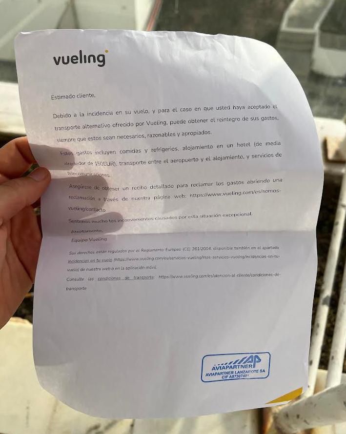 Carta entregada por la aerolínea Vueling a los castellonenses tras la cancelación del vuelo