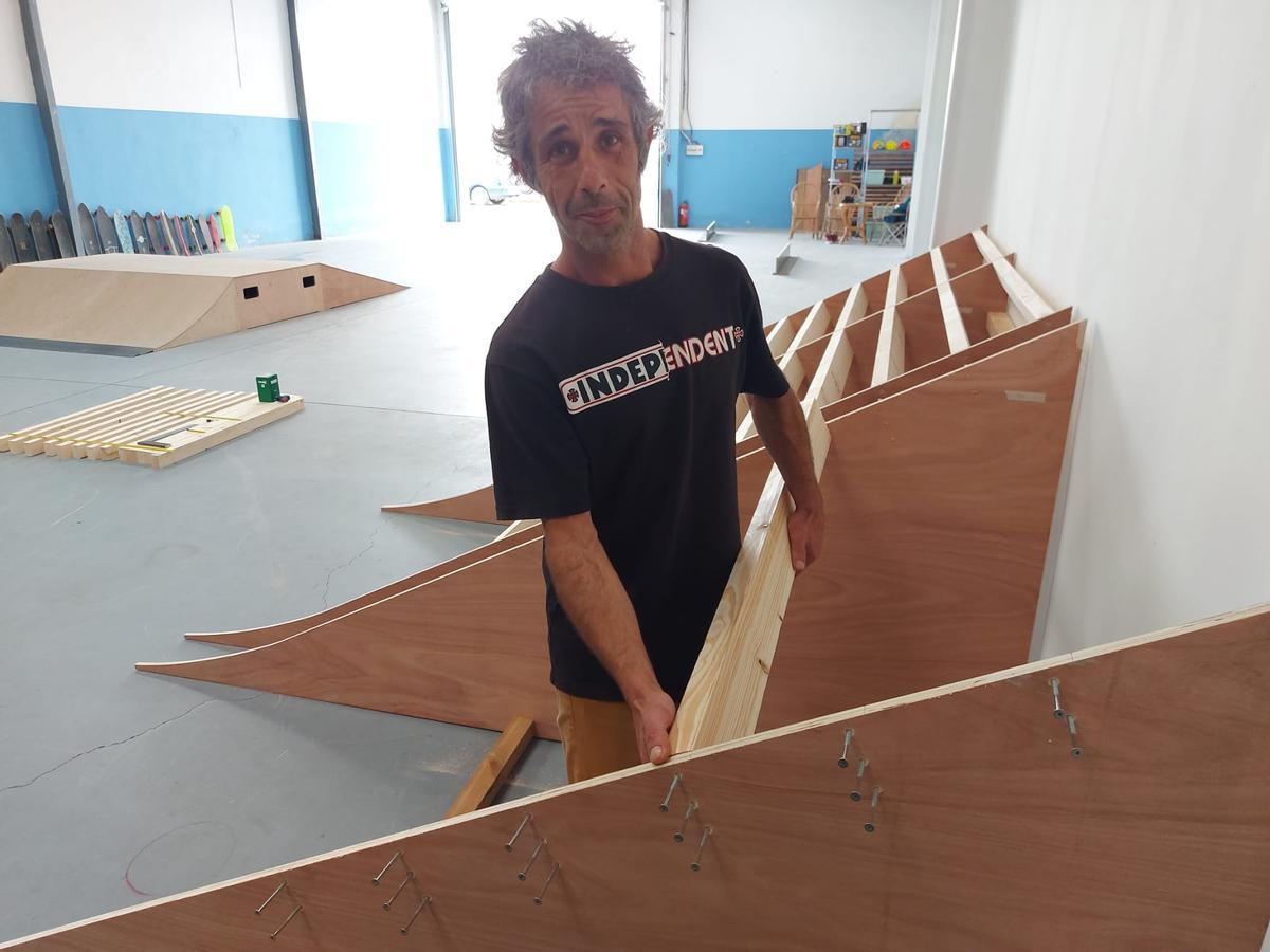 Gárate en su skatepark, preparando nuevas rampas.