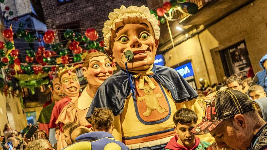Els gegants bojos pels carrers de Solsona durant el Carnaval