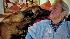 Alain Delon con su perro Loubo.