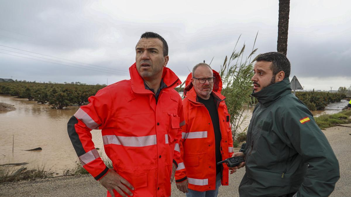 Mompó y Avelino Mascarell, el día de la dana, por la mañana, en un rescate en la Ribera.