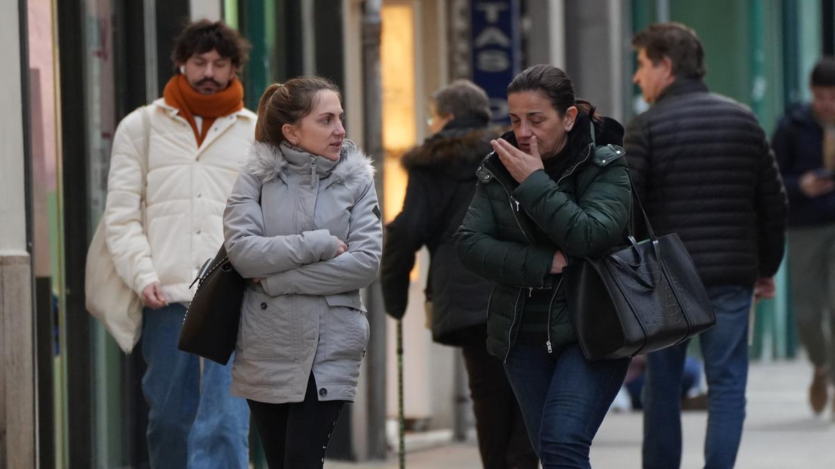 Gente paseando abrigada por el centro de Castelló este lunes