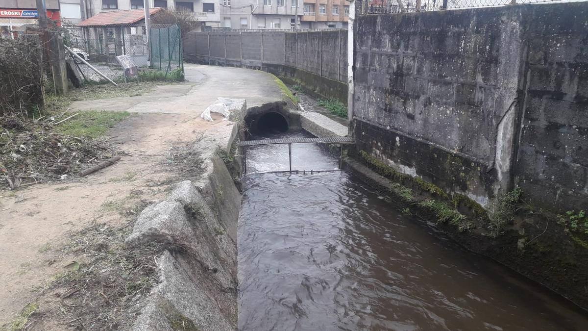 El río Bispo a su paso por el casco urbano de Bueu.