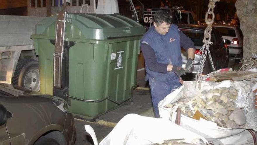 Un operario retira los sacos de escombros en los que se arrojó las piezas la semana pasada. // J. Lores