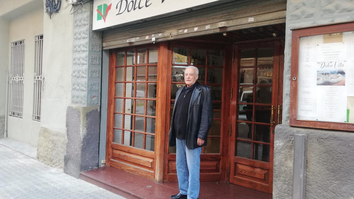 Gabriel Martínez a l’entrada de la pizzeria que va obrir fa uns trenta anys al carrer de Camps i Fabrés