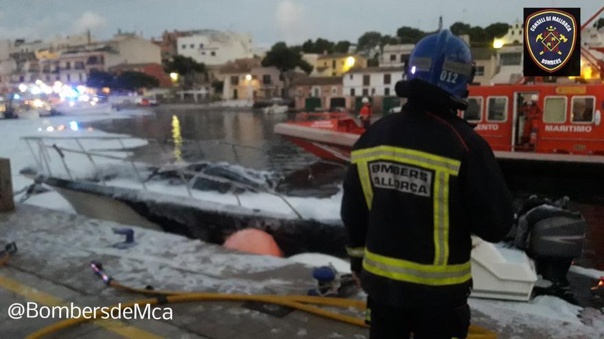 Cierran el puerto de Portopetro tras el incendio de dos lanchas