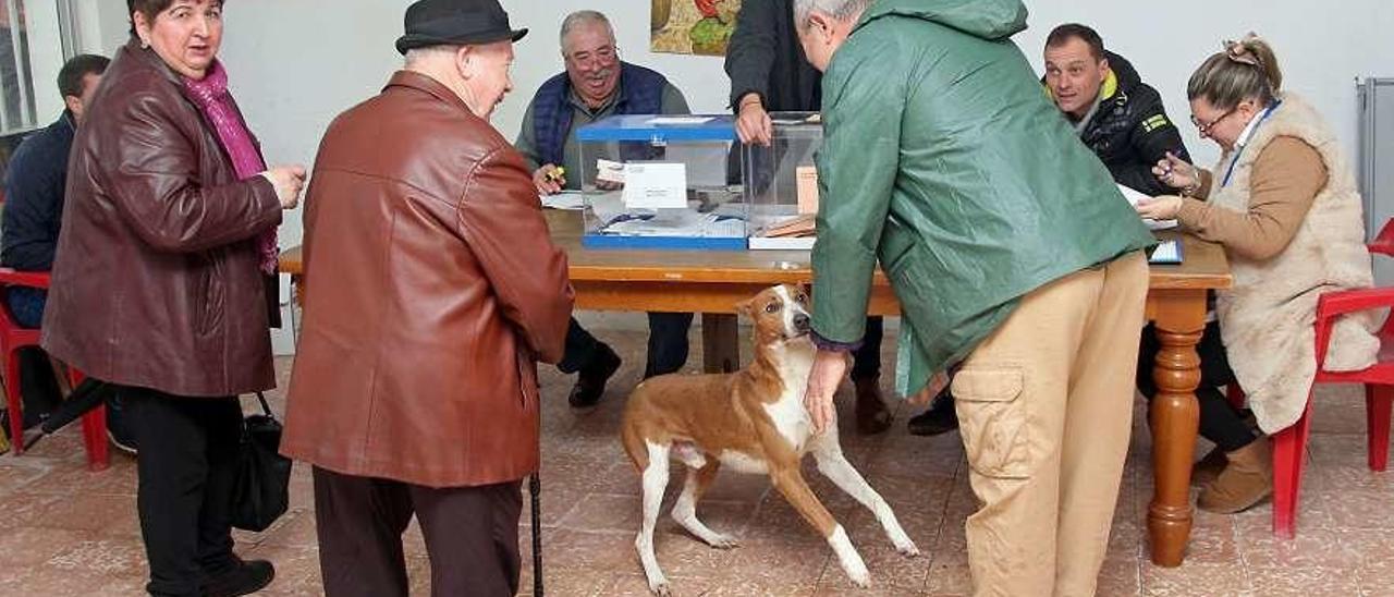 Votaciones, el domingo, en la mesa de Callobre. // Bernabé/Juan Carlos Asorey