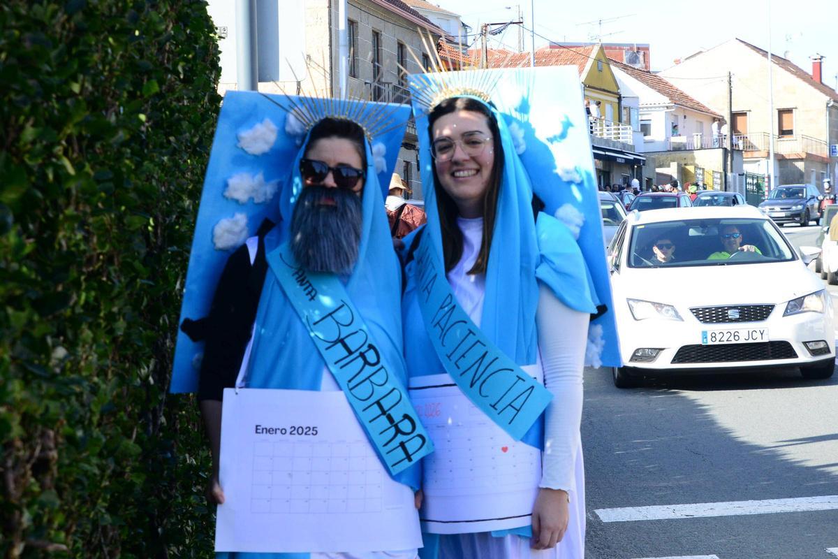 Miles de personas entierran al Mexillón en el carnaval de Aldán