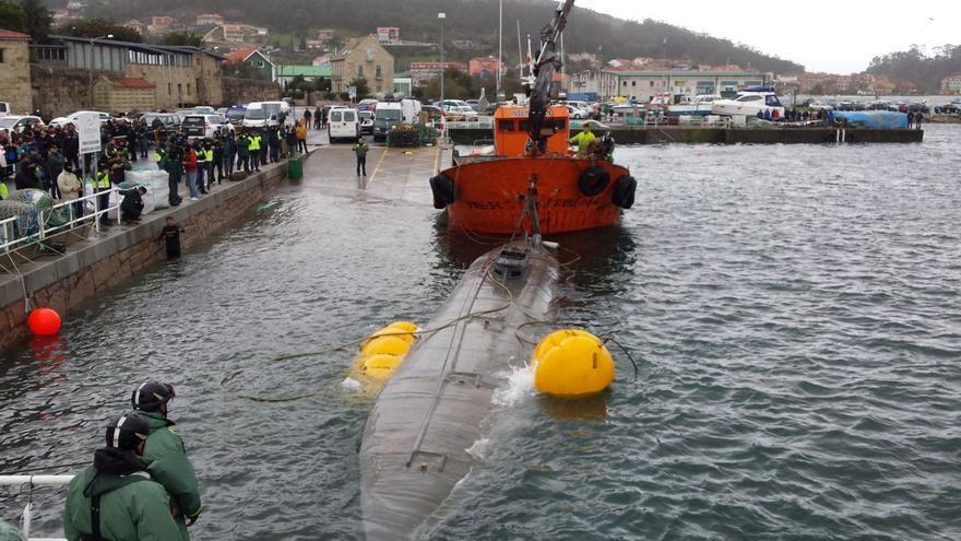 El narcosubmarino de Aldán, remolcado hasta el muelle de la parroquia en noviembre de 2019.