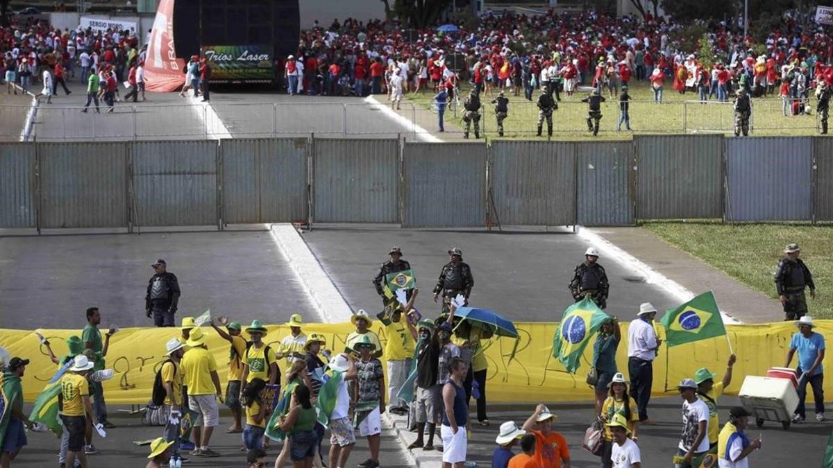 Defensores y detractores de Rousseff, separados por un muro metálico ante el Congreso.