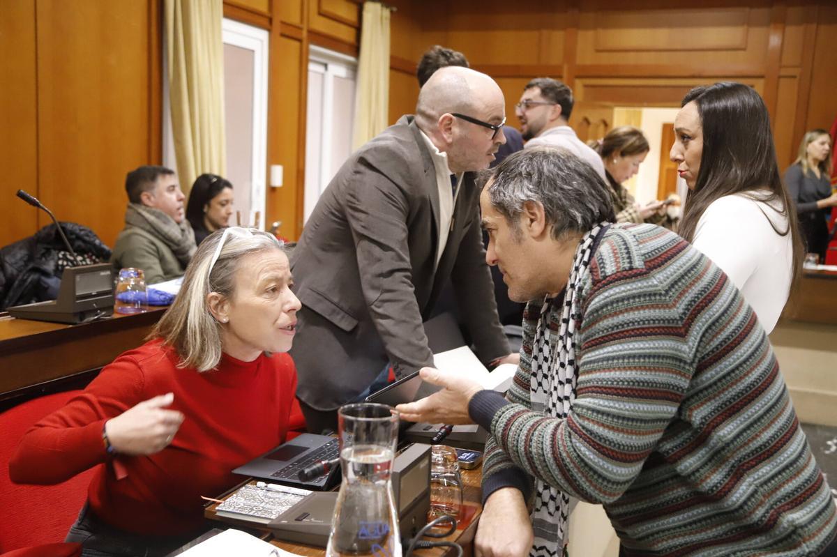 El portavoz de Hacemos, Juan Hidalgo, con la ahora concejal de Deportes, Isabel Albás, durante un pleno.