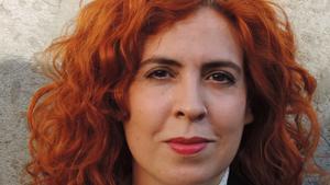 La escritora y periodista Ana Campoy, autora de la novela El paracaidista.