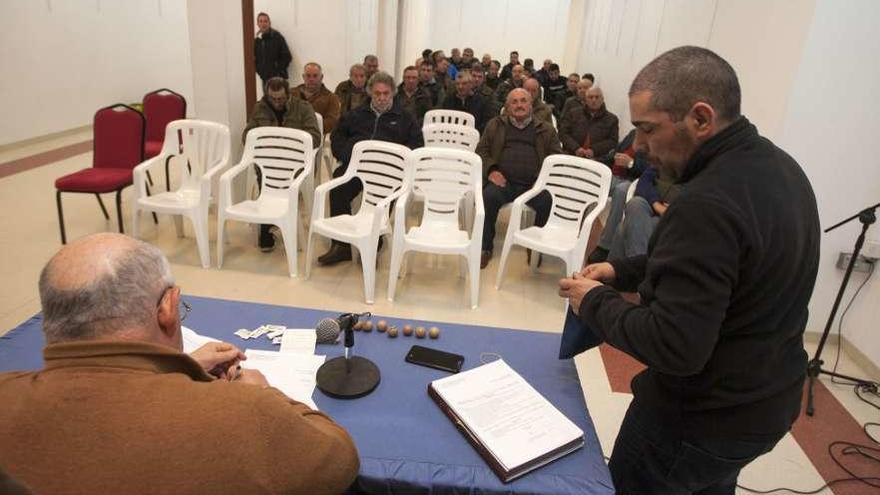 Una de las dos asambleas celebradas, en la noche del lunes,por Río Ulla. // Bernabé/Cris M.V.