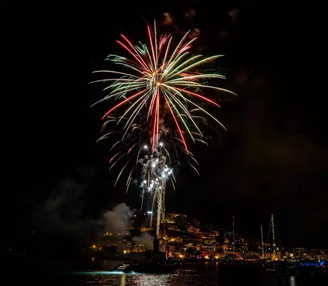 Mira aquí todas las fotos de los fuegos artificiales de Sant Ciriac en Ibiza