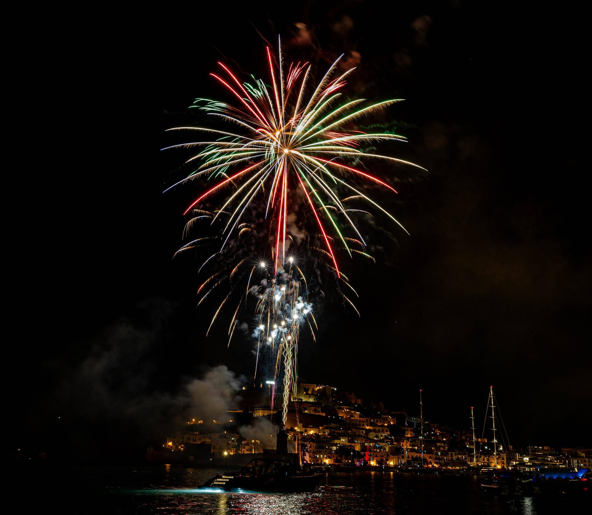 Mira aquí todas las fotos de los fuegos artificiales de Sant Ciriac en Ibiza