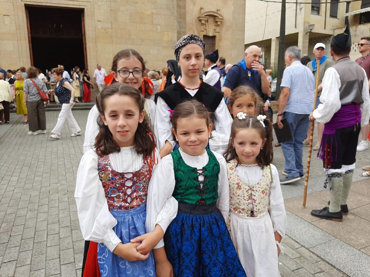La misa y procesión del Carmín de la Pola, en imágenes