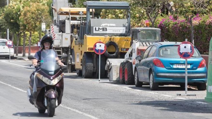 Maquinaria que está asfaltando las calles de San Blas esta semana.