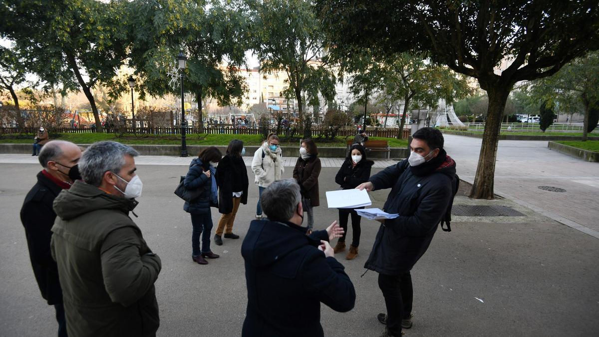 El concejal, Demetrio Gómez, junto a representantes de la ANPA y del Claustro del colegio.