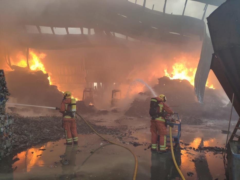 Incendio en una planta de reciclaje de Riba-roja