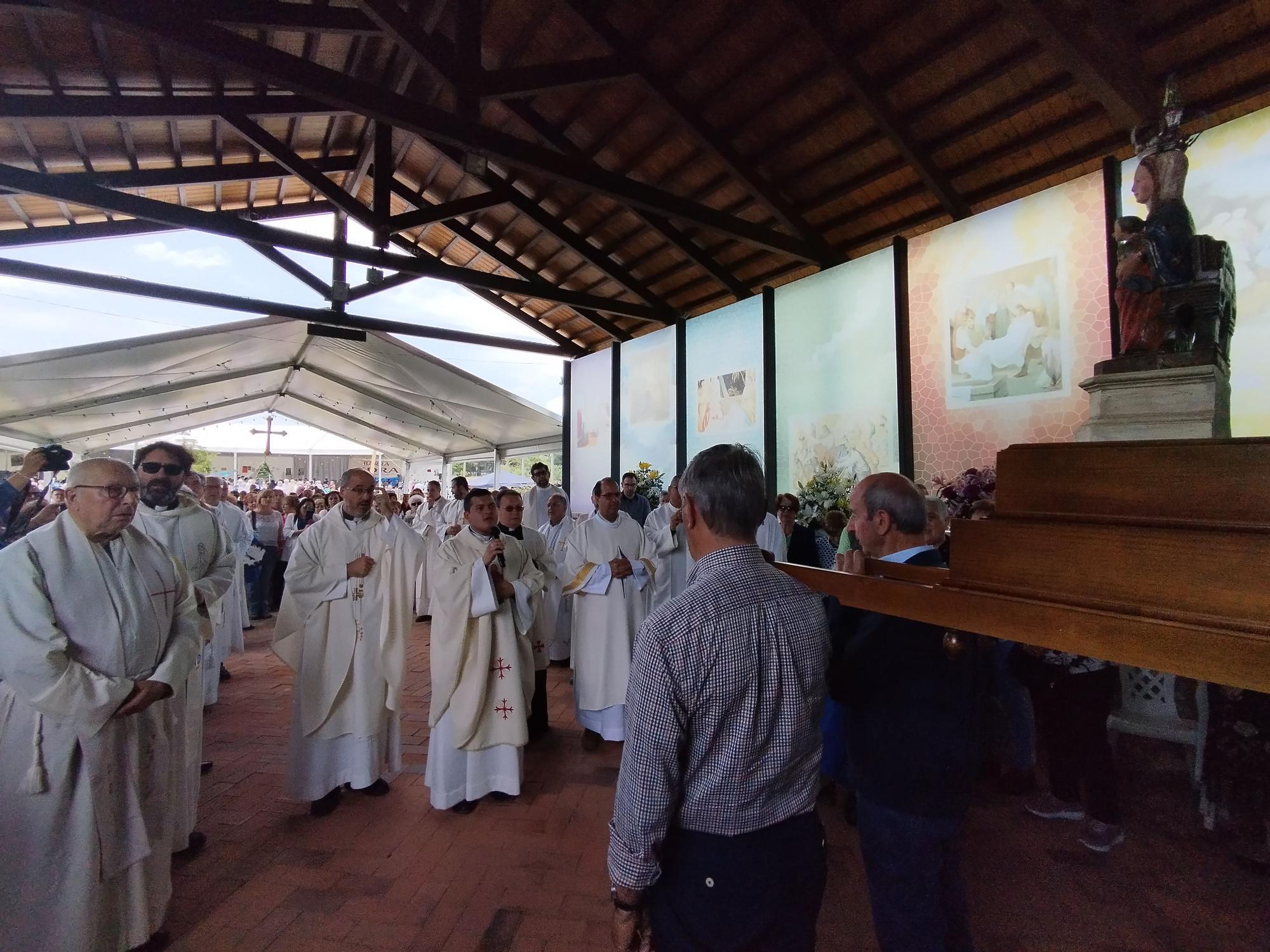 La misa solemne y procesión de la Virgen de la Cabeza en Meres, en imágenes