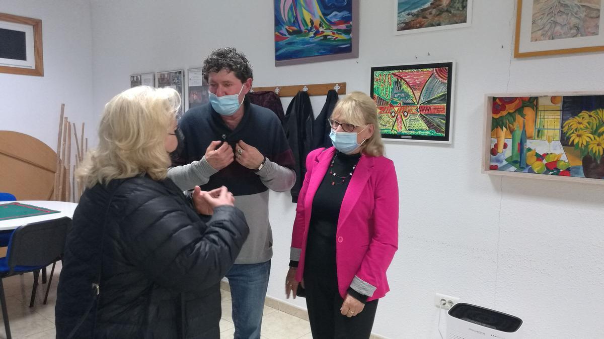 Javier Sirera, artista organizador de &#039;InspirArte&#039;, comentando sus obras con la alcaldesa de Orpesa, Araceli de Moya, y visitantes.