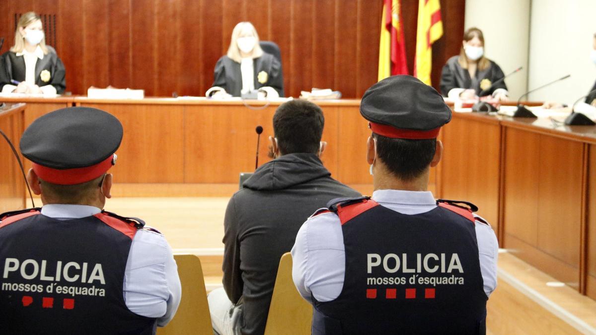 L&#039;acusat d&#039;intentar matar la mare, assegut al banc dels acusats a l&#039;Audiència de Lleida. Imatge del 3 de novembre de 2021.