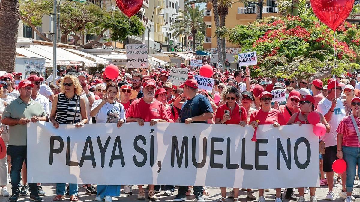 Manifestación en contra de la ampliación del puerto de Los Cristianos, en el sur de Tenerife