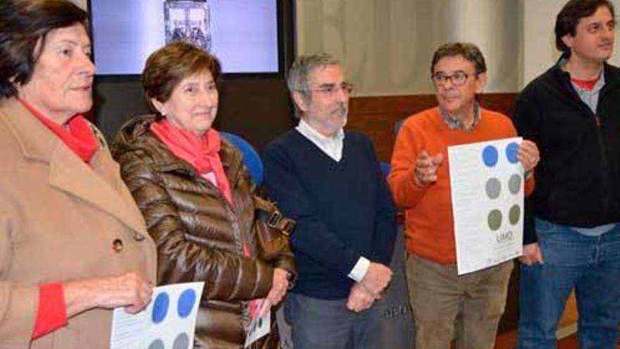 Representantes de la UMD, con Roberto Sánchez Ramos y Carlos Gutiérrez, ayer, durante la presentación del homenaje.