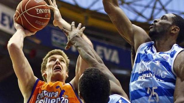 Doellman entra a canasta ante Woods e Ibekwe.