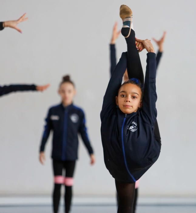 La entrenadora y exgimnasta nacional Amaya Cardeñoso dirige al grupo de alumnas con mayor proyección en el CGR San Antonio, cosechando múltiples medallas estatales en los últimos años