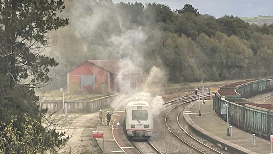 Arde un tren Santiago-Ourense con pasajeros en su interior