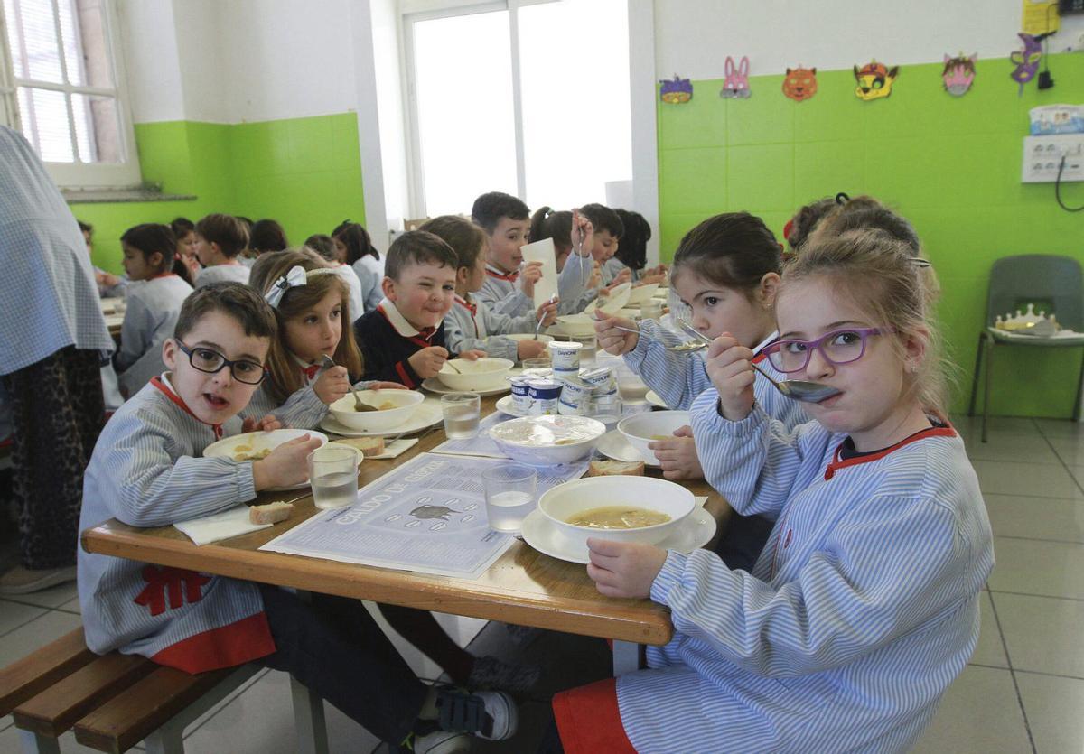 Os pequenos de Salesianos comendo o caldo de Follas Novas. | IÑAKI OSORIO