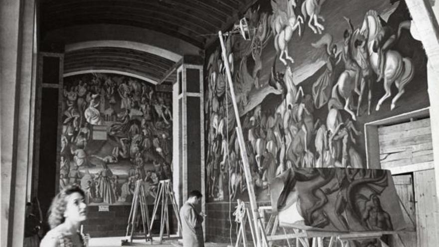 Imagen inédita del pintor Enrique Segura durante la elaboración de los murales de la sala de pinturas de la Laboral.