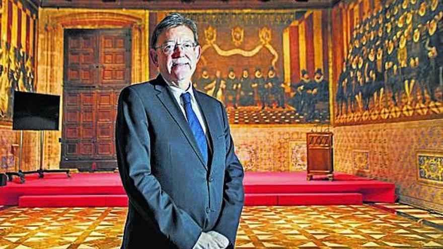 Ximo Puig al Saló de corts del Palau de la Generalitat valenciana.