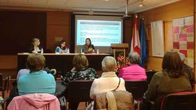 Por la izquierda, la concejala Cecilia Tascón; Lucía Vigil, de Cruz Roja, y Cristina Díez, psicóloga.