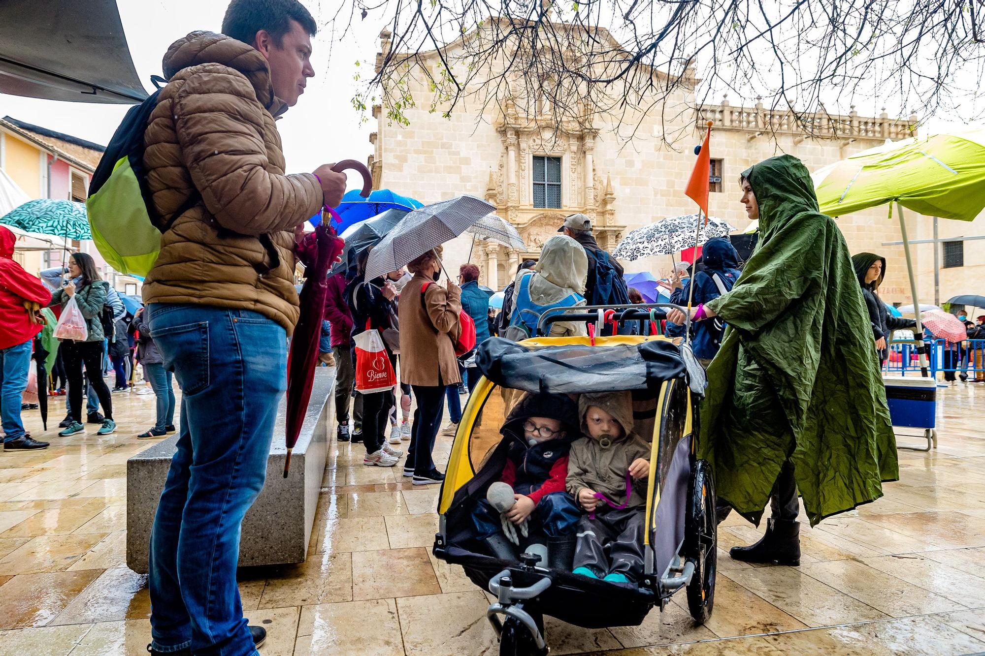 La Policía Local ha estimado una asistencia de cerca de cien mil peregrinos que han acudido a la Santa Faz. Un tercio de los 300.000, que siempre según el Ayuntamiento, hicieron la Santa Faz en 2019, la última edición antes de la pandemia.