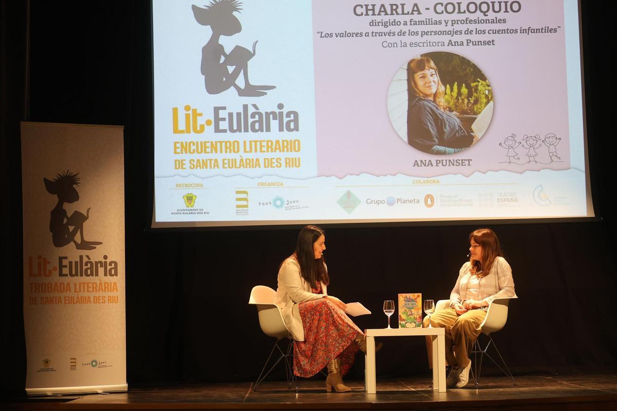 Un momento del coloquio entre Indira Retuerto y Ana Punset, ayer en el Teatro España.