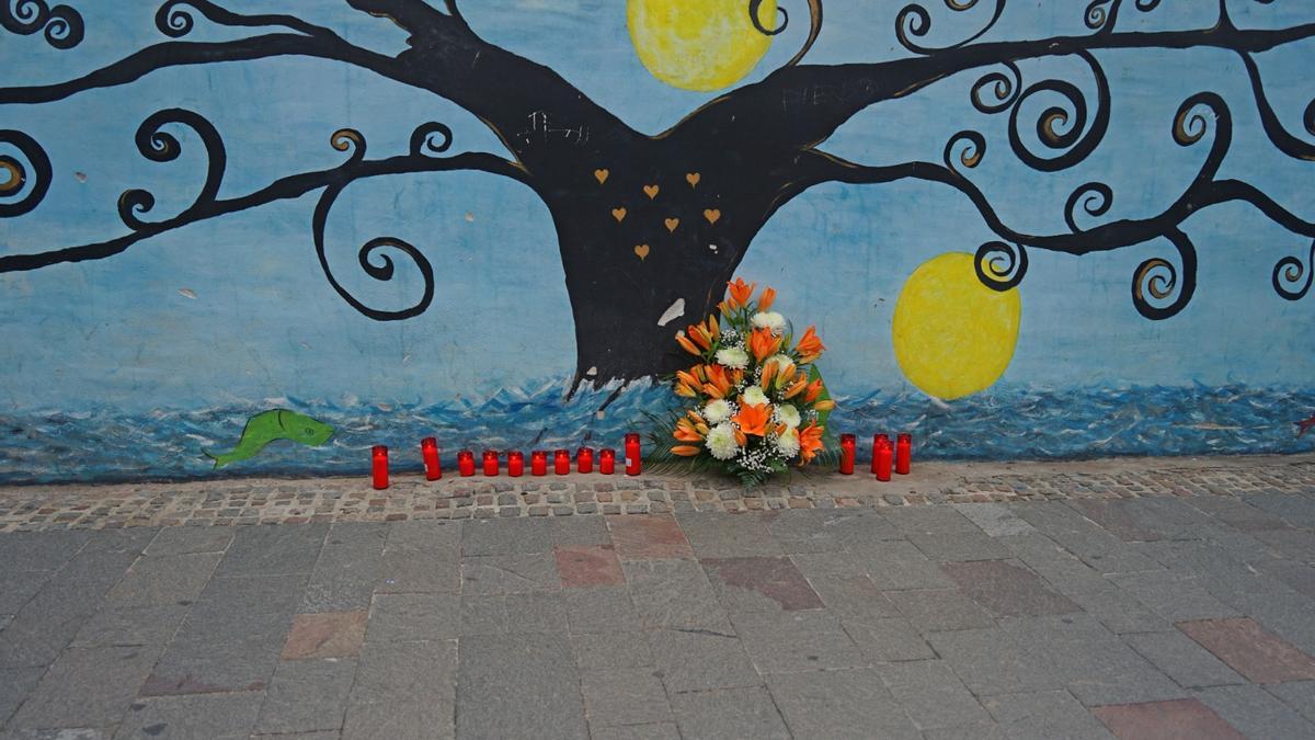 Velas y flores en memoria de los fallecidos