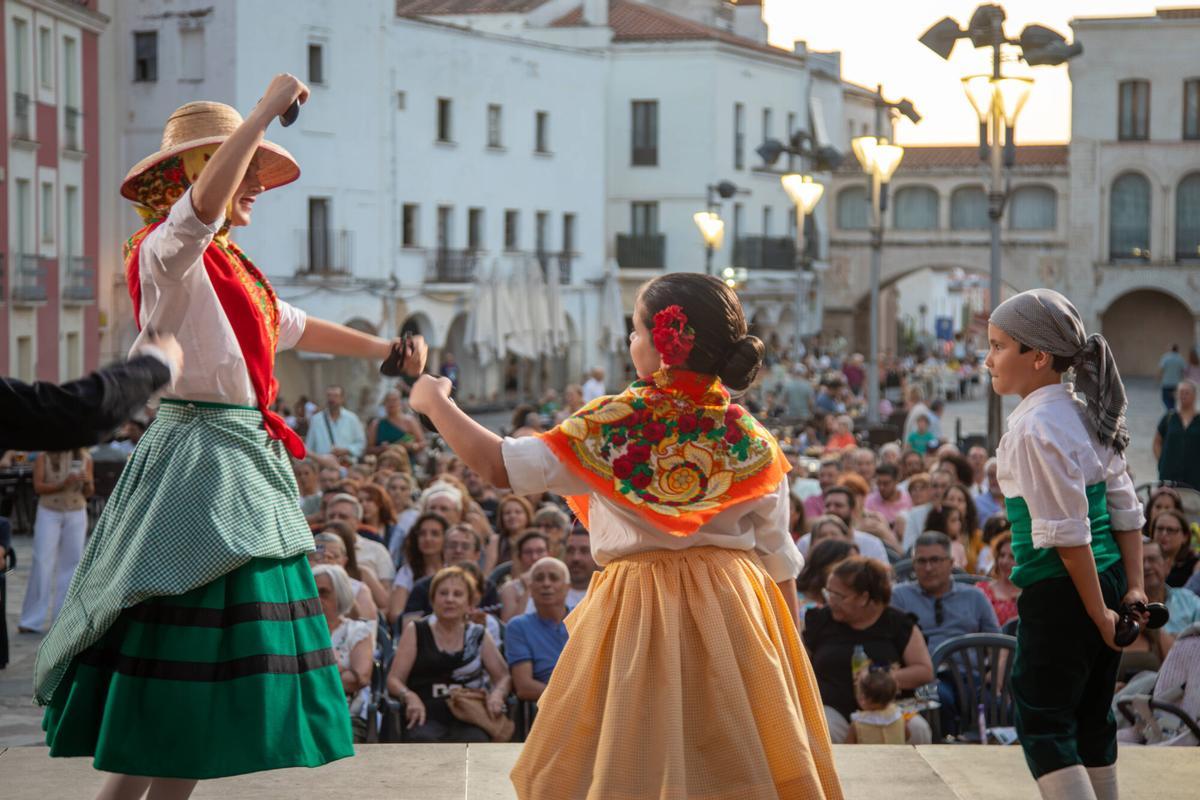 El folklore infantil toma la Plaza Alta de Badajoz