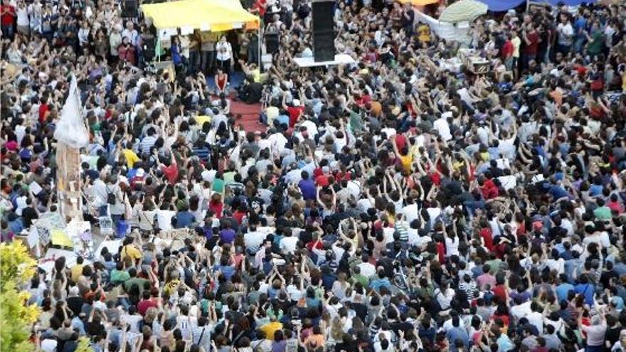 Los asistentes celebraron ayer la asamblea diaria de las ocho de la tarde e ignoraron por completo los resultados electorales de la jornada.