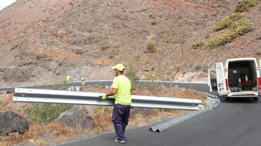 Vallado de seguridad en la carretera que une Femés y Maciot