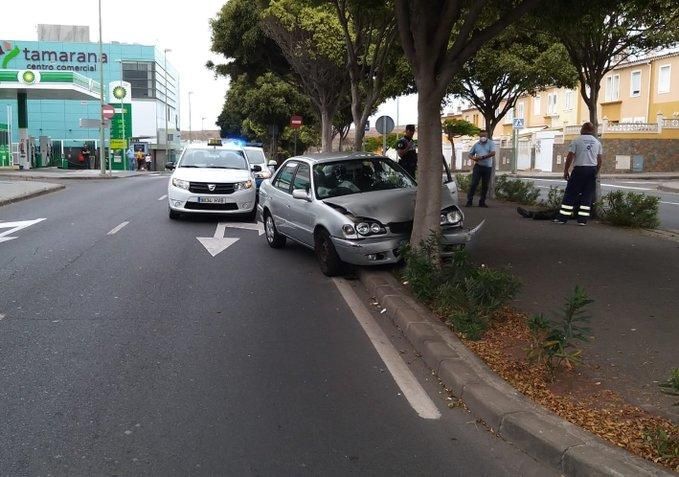 Un coche choca contra un árbol en Tamaraceite