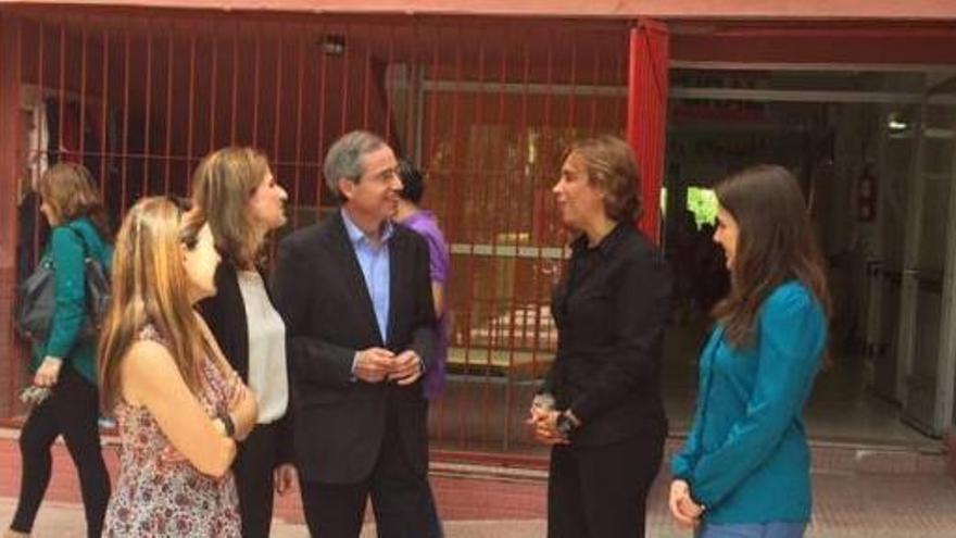 Garaulet (2º izq.) en el colegio San Pablo antes de presentar su estudio.