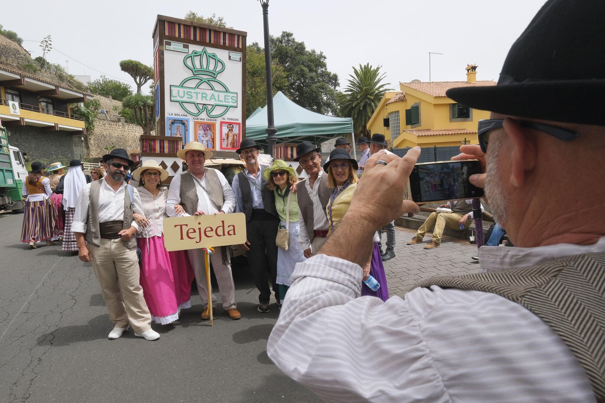 Ambiente previo a la romería del Pino. Las carretas aguardan junto al Castañero Gordo.