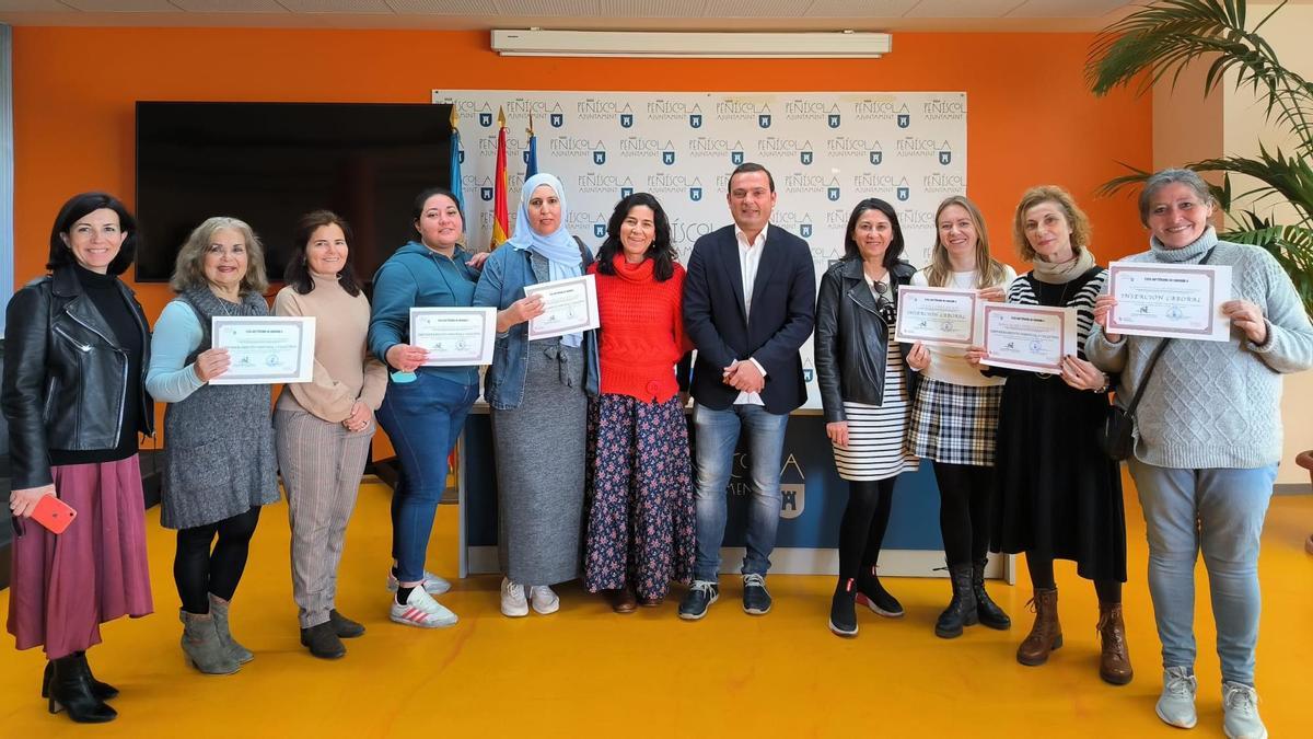 Foto de familia de la entrega de reconocimientos y diplomas por el 8-M.