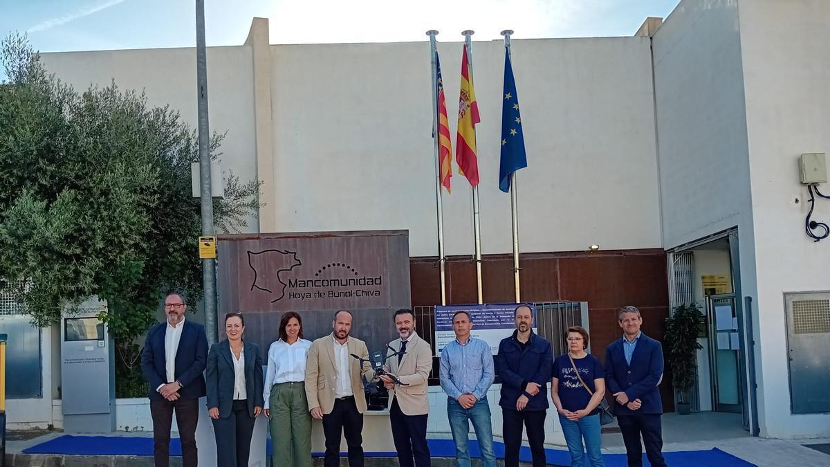 La Generalitat entrega drones y biotrituradoras en municipios de la Hoya de Buñol afectados por la dana.