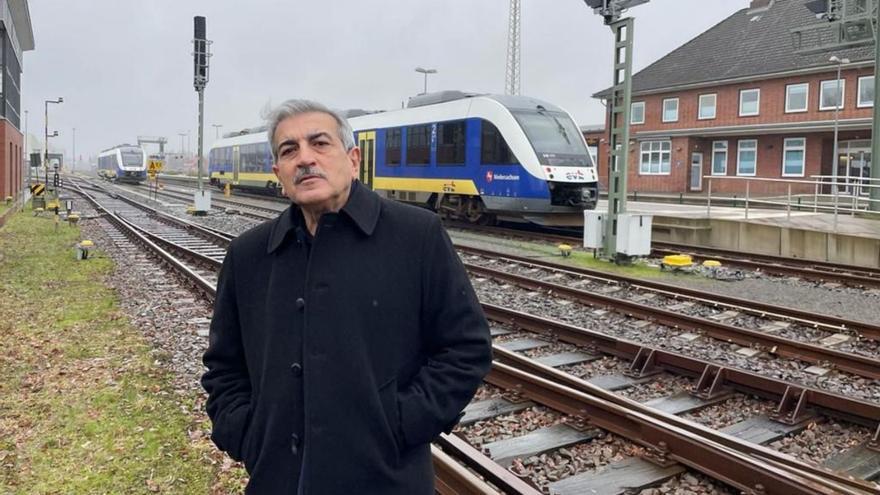 El vicepresidente del Gobierno canario, Román Rodríguez, posa delante de uno de los trenes de la empresa Almstom.