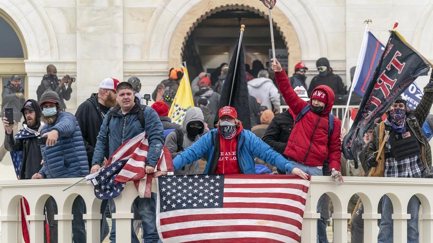 Arrestan a un seguidor de Trump por asaltar el Capitolio cuando estaba bajo fianza por intento de asesinato de primer grado